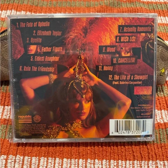 Taylor Swift The Life Of A Showgirl Signed Insert and CD Photo 1 TLOAS - Picture 2 of 3